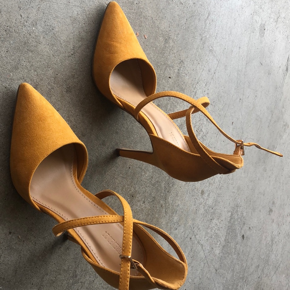Gorgeous yellow suede heels - Picture 2 of 5